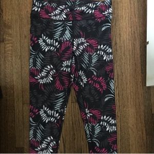 Fabletics Mid-Rise Powerlite Capri - Medium